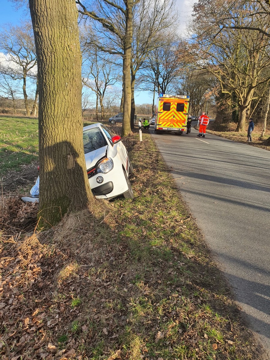 FFW Schiffdorf: 51-jährige Geestländerin kollidiert mit Baum