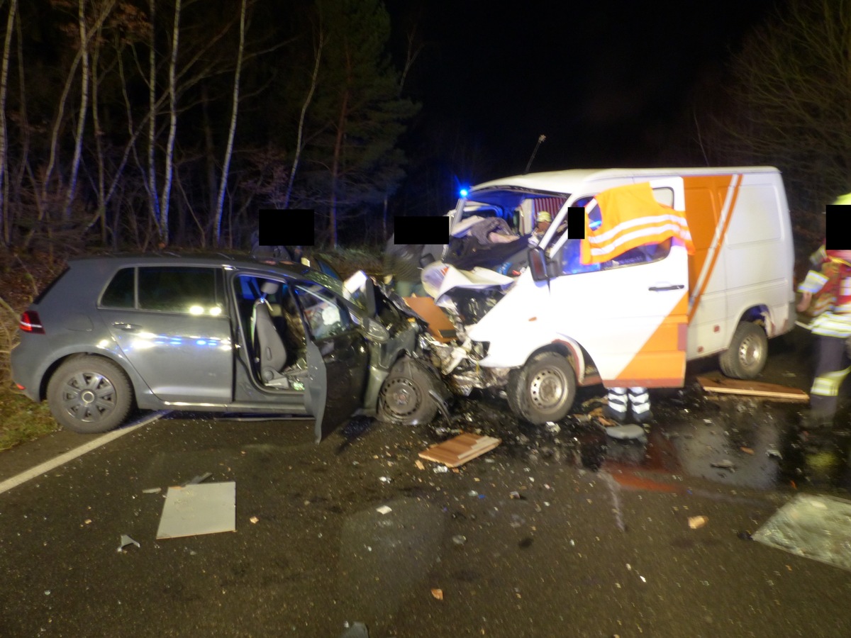 POL-DN: Frontalzusammenstoß: schwerer Verkehrsunfall in der Nacht