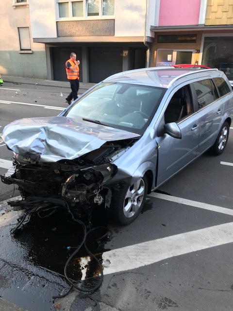 POL-PPWP: Unfall in der Stadt -Schaulustige behindern Einsatz