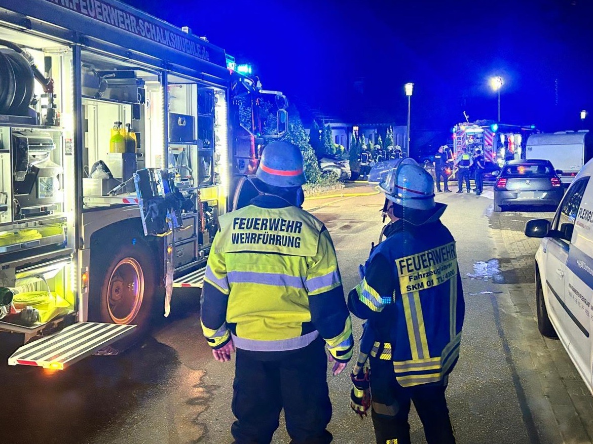 FW Schalksmühle: Terrasse in Vollbrand - Feuerwehr verhindert Übergreifen aus Wohnhaus