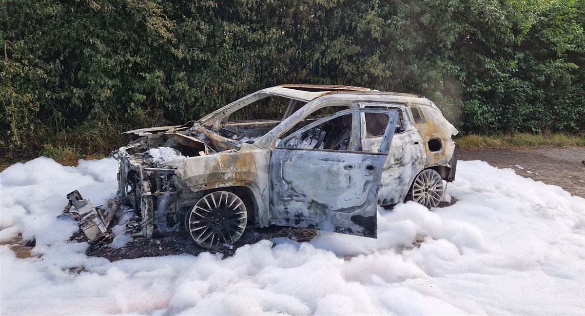 POL-MI: Mutmaßlich gestohlener Wagen brennt komplett aus