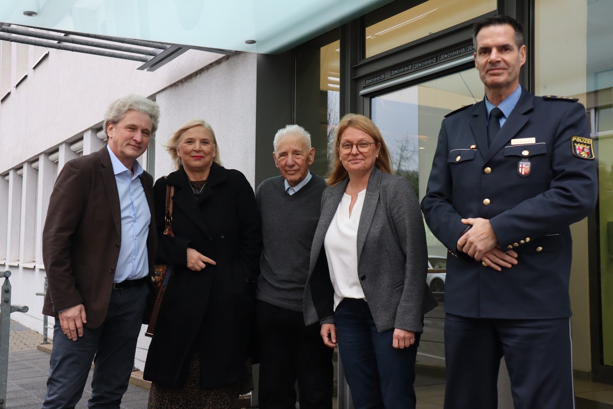 POL-PPTR: Wohlverdienter Ruhestand nach mehr als 43 Jahren Polizeidienst