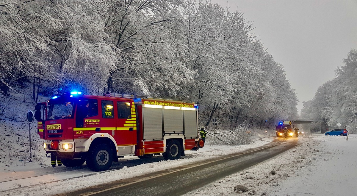 FW-EN: Erstversorgung von Mutter und Kleinkind - Schneefall sorgt für umgestürzte Bäume