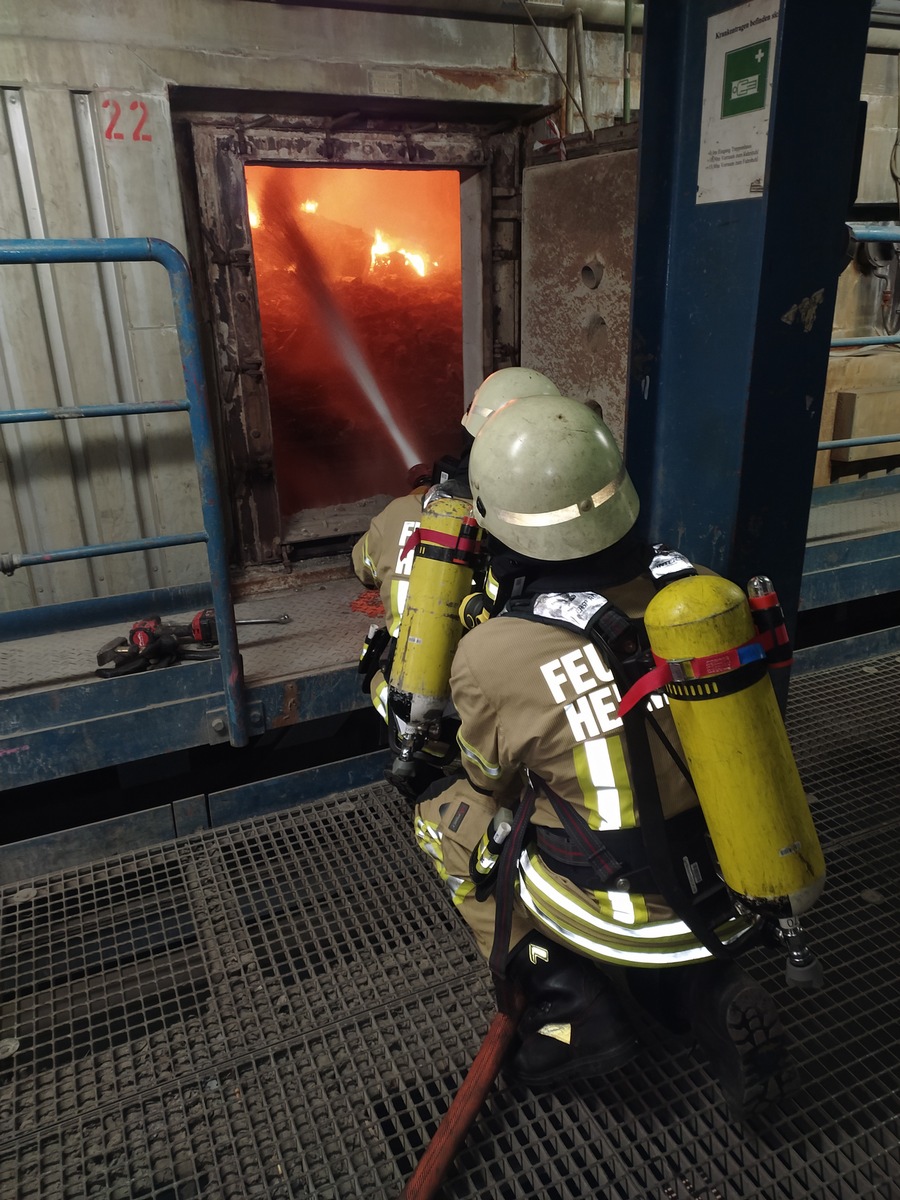 FW Helmstedt: Feuer in der Müllverbrennungsanlage Buschhaus