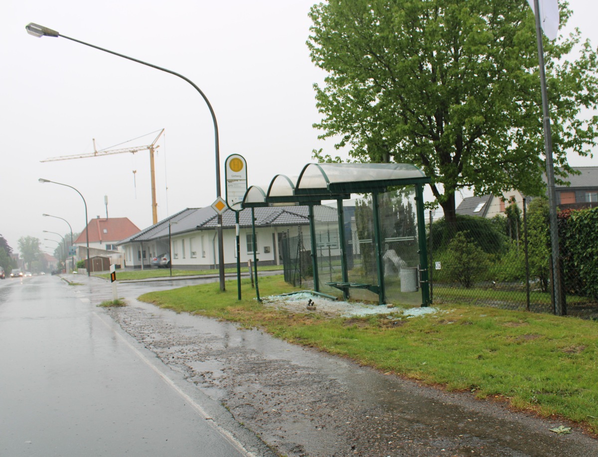 POL-MI: Auto rutscht in Buswartehäuschen