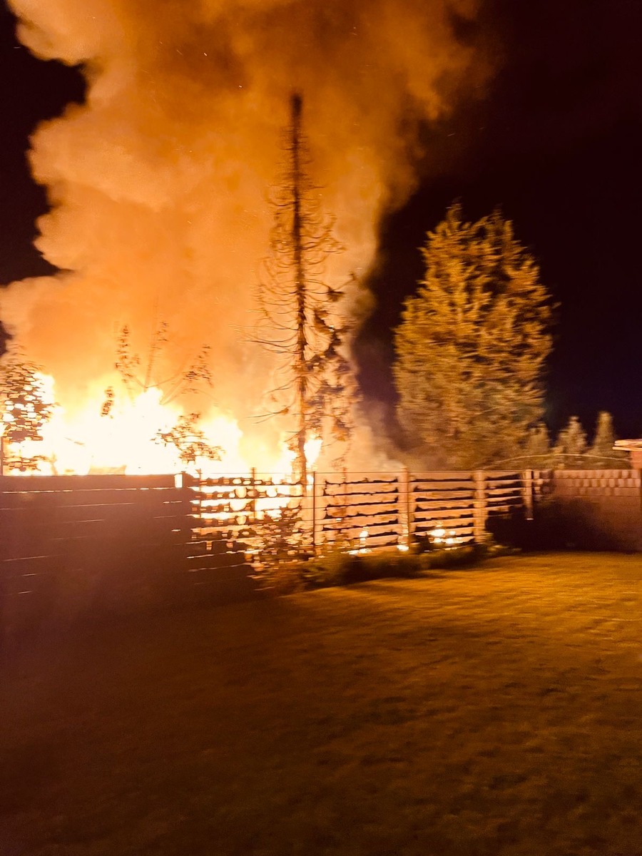 FW Rheurdt: Feuerwehr löscht brennendes Holzhaus