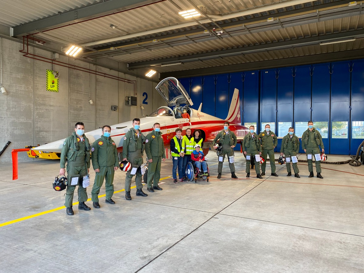 Ein Tag bei der Patrouille Suisse - die Kinderhilfe Sternschnuppe erfüllt den 3000. Herzenswunsch