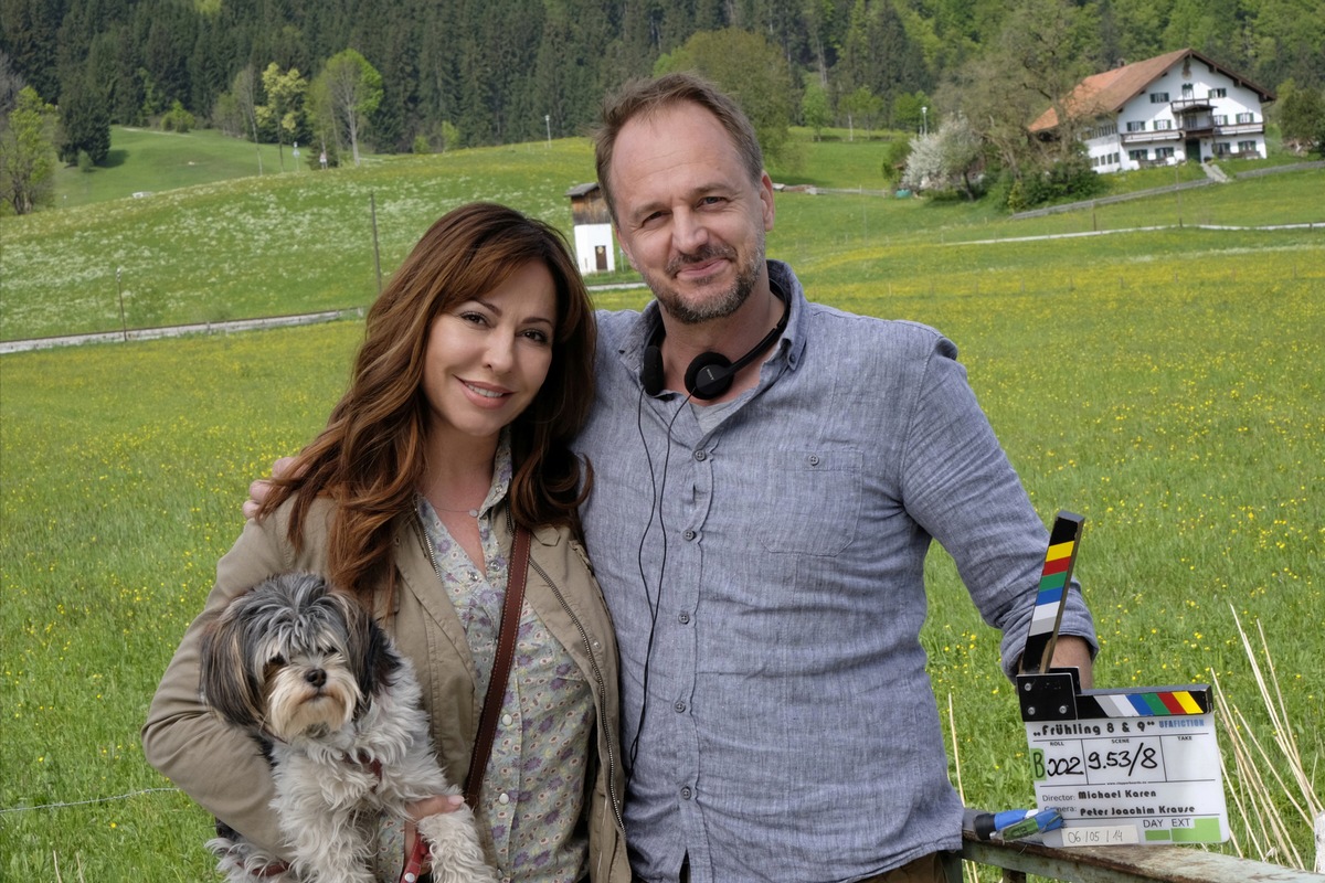 Frühlingsgefühle mit Simone Thomalla / Drehstart für ZDF-&quot;Herzkino&quot;-Filme &quot;Frühlingsgeheimnisse&quot; und &quot;Frühling mit Kopftuch&quot; (FOTO)