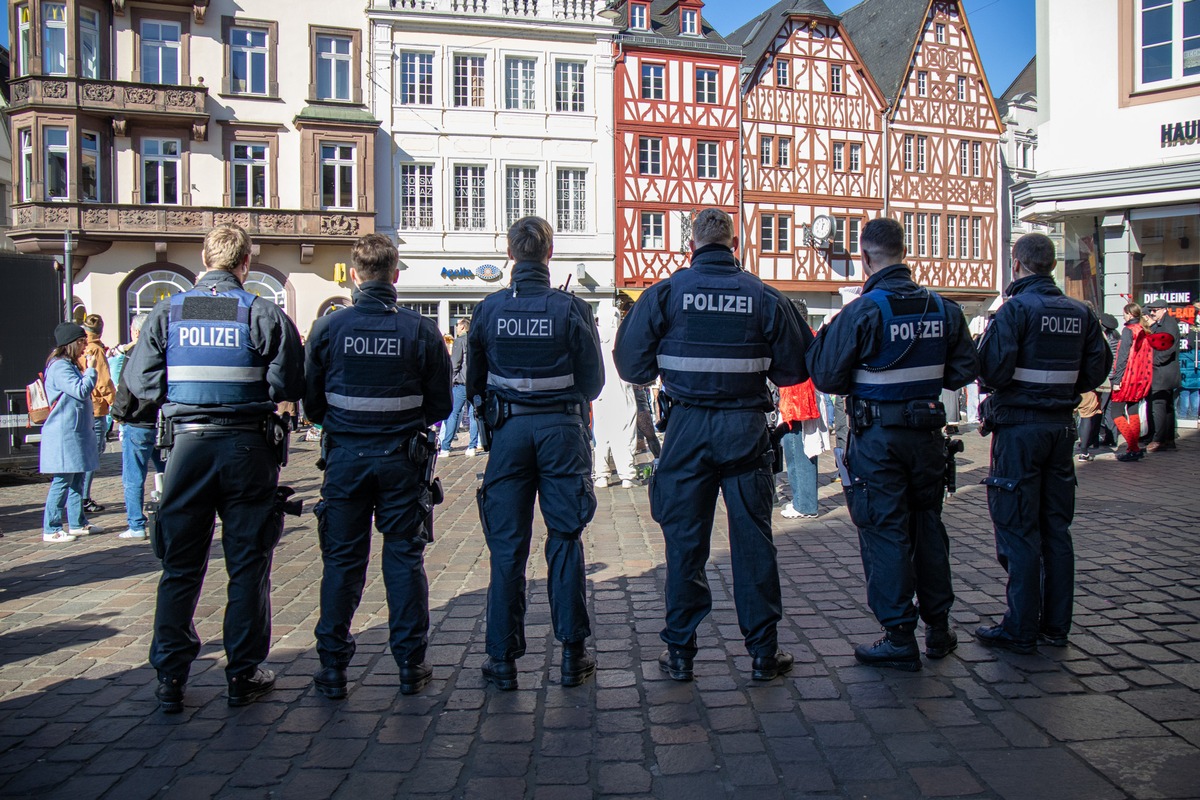 POL-PPTR: Fröhlich, friedlich, feierlustig: Rosenmontag im Polizeipräsidium Trier