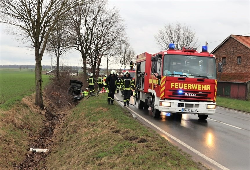 POL-HX: Auto gerät in den Straßengraben