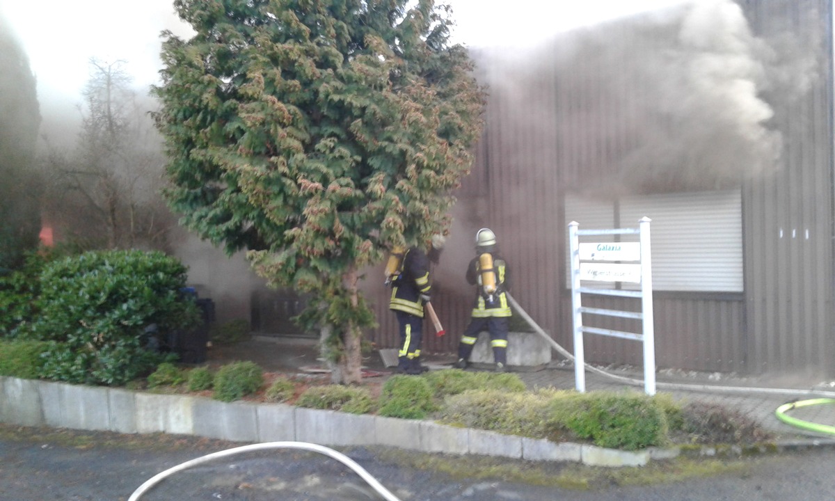 FW-AR: Brand einer Lagerhalle verlangt Großeinsatz von der Feuerwehr: 140 Wehrleute verhindern Übergreifen der Flammen / 3 Feuerwehrleute leicht verletzt / DRK-Einsatzfahrzeuge in Mitleidenschaft gezogen