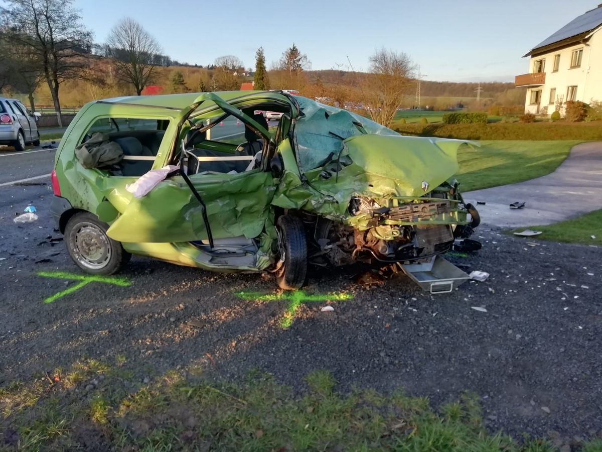 FW Lügde: Auslaufende Betriebsstoffe nach Verkehrsunfall