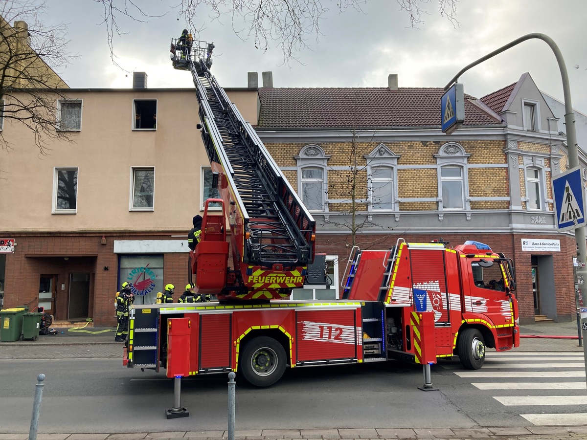 FW-OB: Brandrauch dringt aus Wohnungsfenster / Anwohner melden Feuer in Oberhausen Lirich