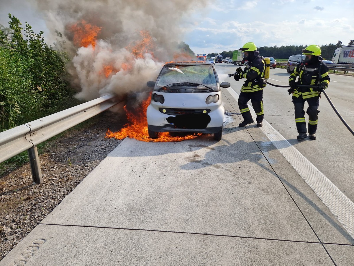 FW-ROW: Brennender PKW auf Autobahn