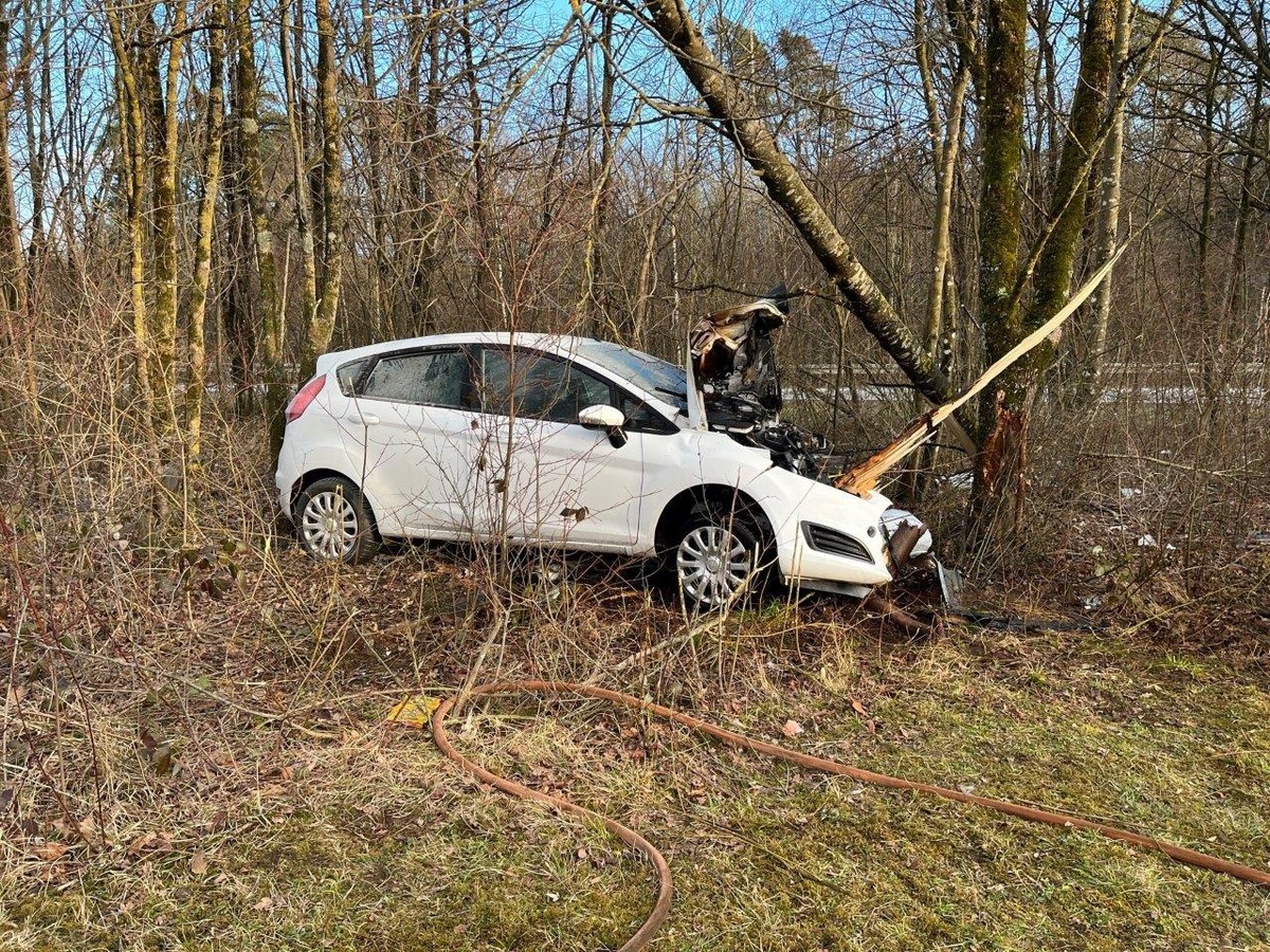 POL-KN: B33, Singen, AS Steißlingen, Lkrs KN) Verunfallter Ford fängt Feuer (25.02.2022)