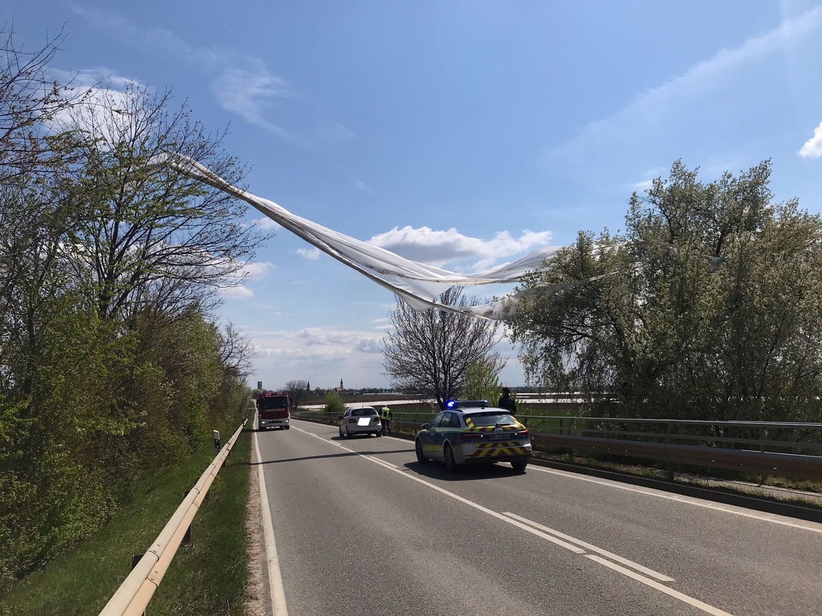 POL-PDNW: Wind weht Ackerfolie fast auf Autobahn