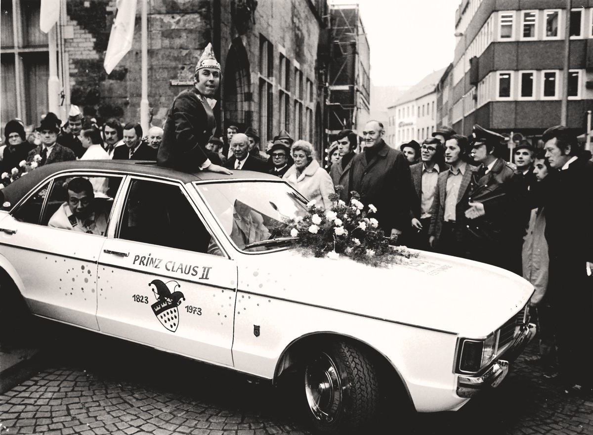 Närrisches Jubiläum: Ford unterstützt seit 60 Jahren den Karneval in Köln / Offizielle Fahrzeugübergabe und Besuch der Oldtimerwerkstatt in Niehl (mit Bild)