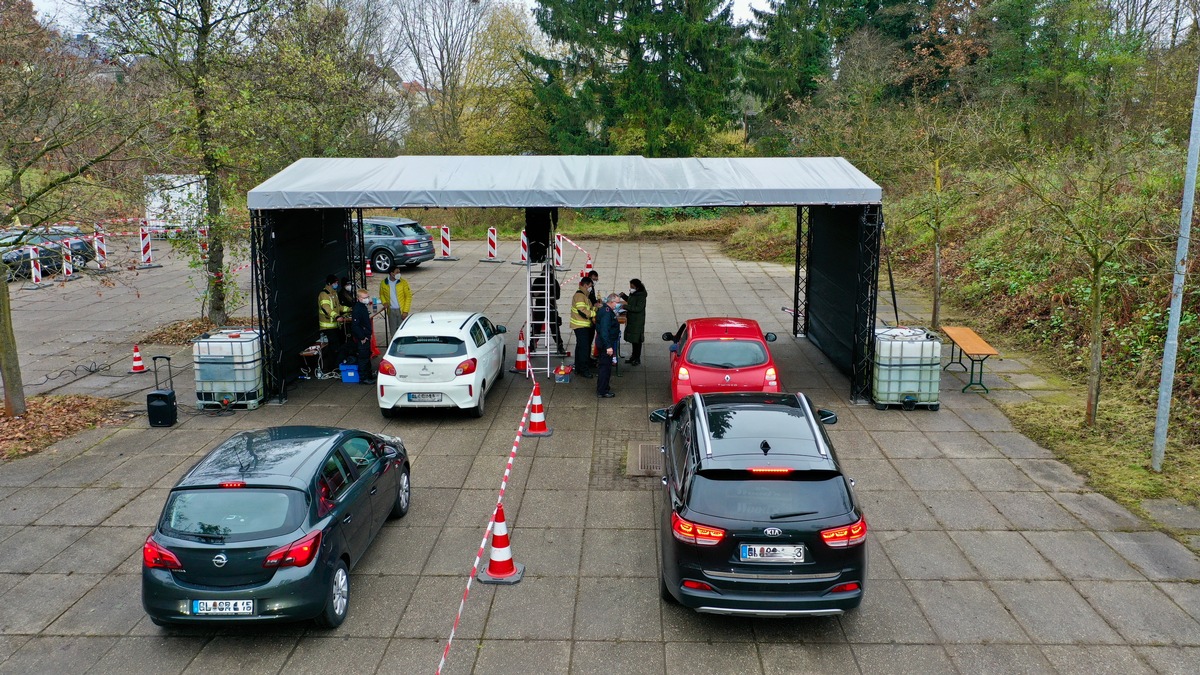 FW-GL: Impf-Drive-In der Feuerwehr Bergisch Gladbach