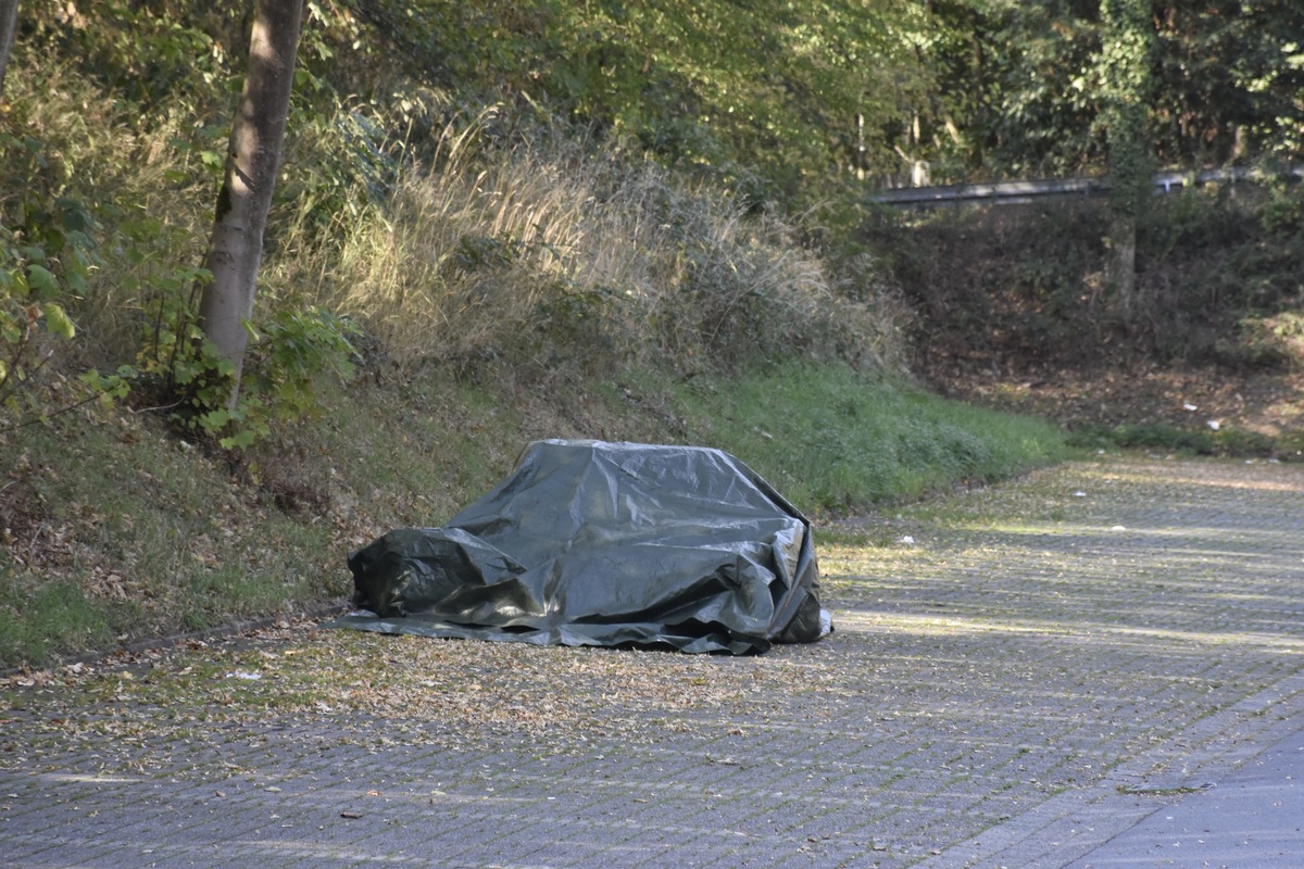 FW-DO: 19.09.2018 - ABC-Einsatz in Hohensyburg
Fässer mit ölhaltiger Flüssigkeit auf Parkplatz gefunden