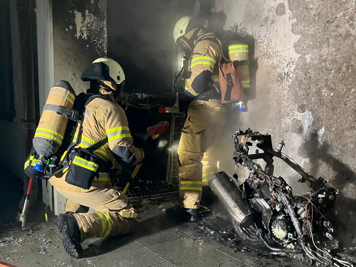 FW-GL: Feuerwehr Bergisch Gladbach verhindert Wohnhausbrand im Stadtteil Herkenrath