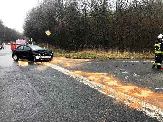 FW-EN: Schwerer Verkehrsunfall im Kreuzungsbereich South-Kirkby-Str. / Hiddinghauser Str.