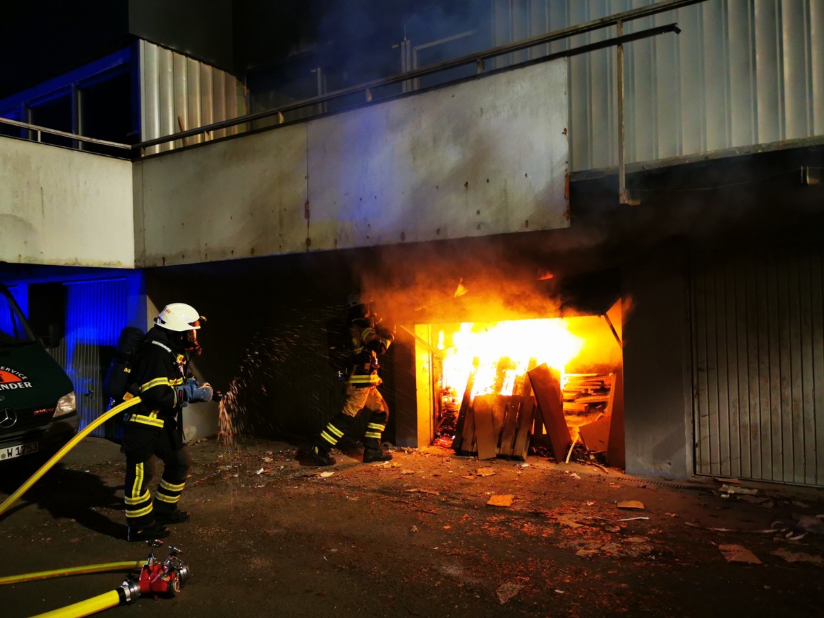 FW-PL: Garagenbrand unter Mehrfamilienhaus.