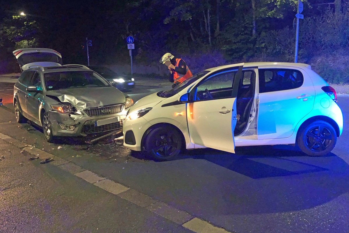 POL-ME: Hoher Sachschaden nach Abbiegeunfall - Erkrath - 2209006