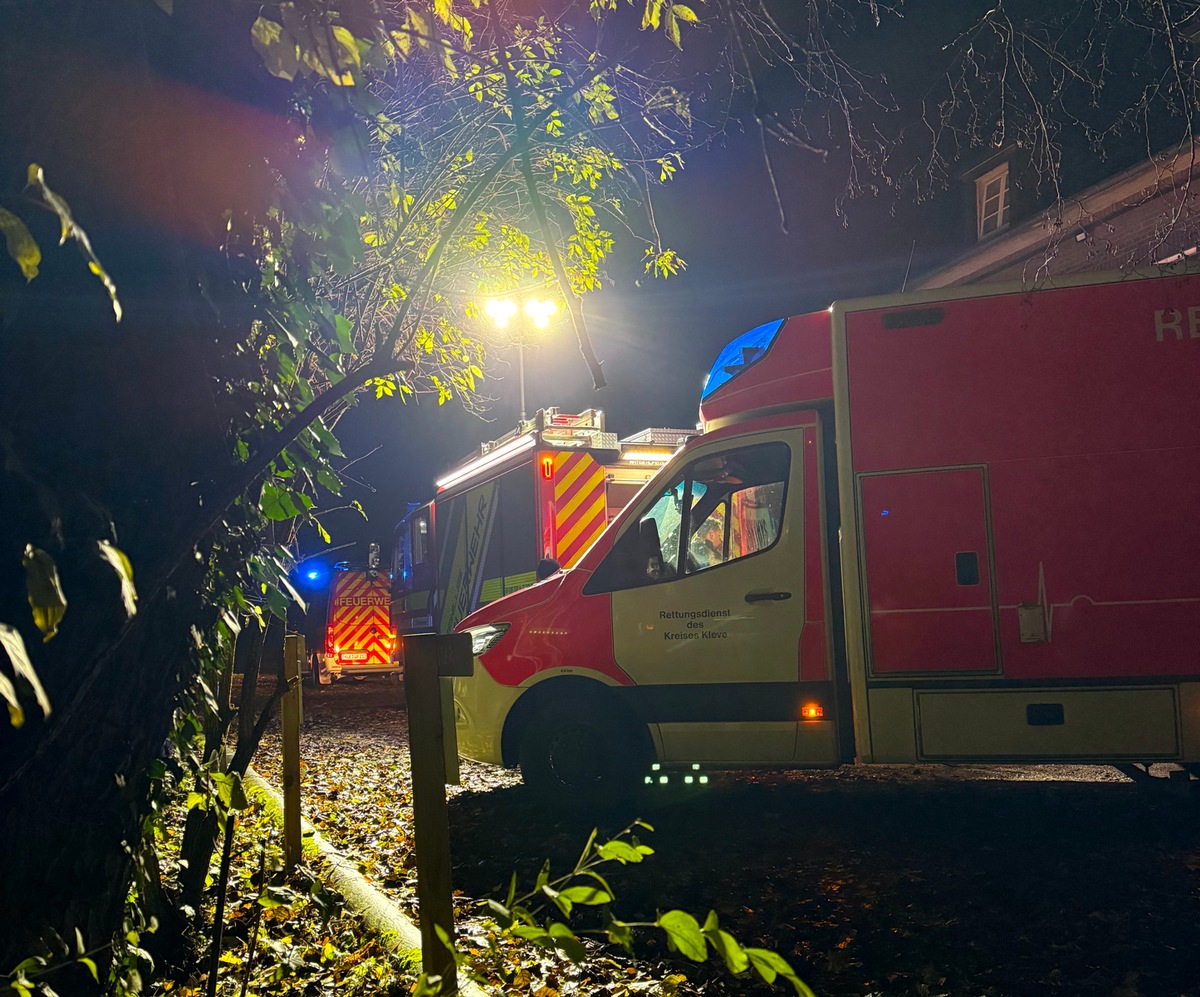 FW Rheurdt: Taxifahrer wird zum Helden: Feuerwehr rettet Mann aus eiskaltem Wasser