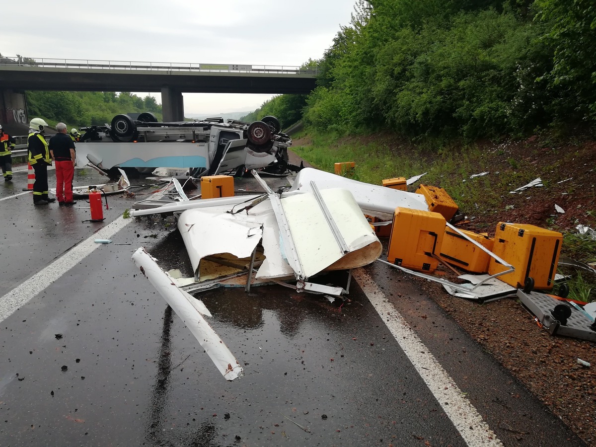 POL-VDMZ: Verkehrsunfall mit Vollsperrung auf der A 63 FR Mainz mit einer Schwerverletzter Person