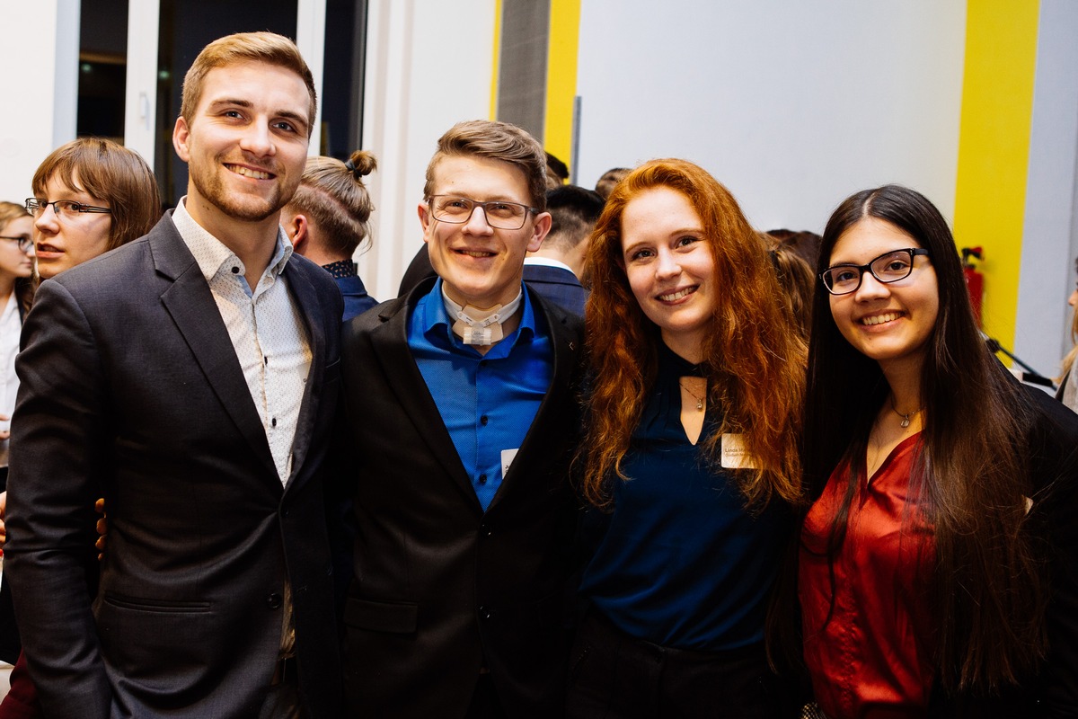 Ein Stipendium als sichere Stütze auch in Zeiten von Corona: Die Stiftung der Deutschen Wirtschaft bietet Stipendien für Studierende aller Fachrichtungen und Hochschulformen - Jetzt bewerben!