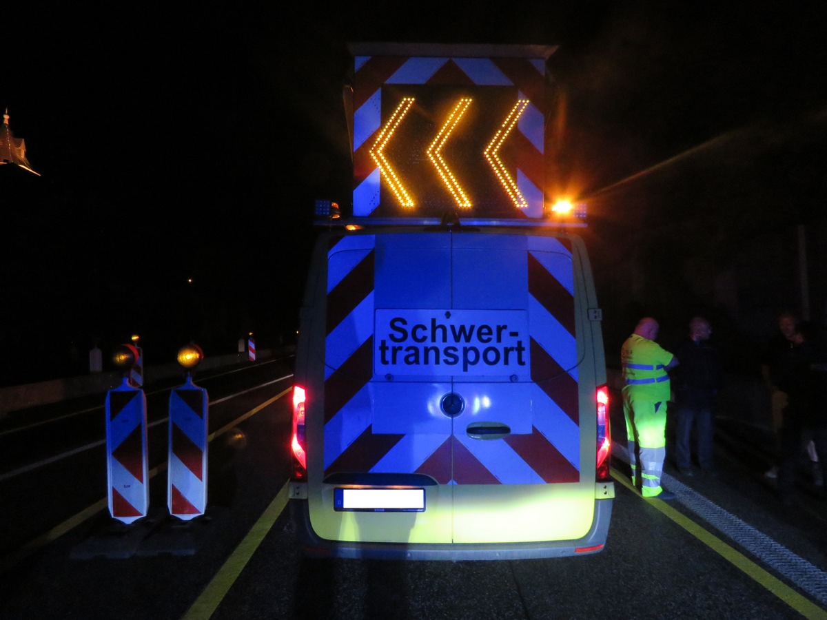 POL-OF: Schwertransport verfängt sich in einer Baustelle, Hanau-Steinheim/B 43a * Unfallflucht trotz geplatztem Reifen, Hanau * Einbrecher stiehlt Wurst und Kaffee, Bad Soden-Salmünster