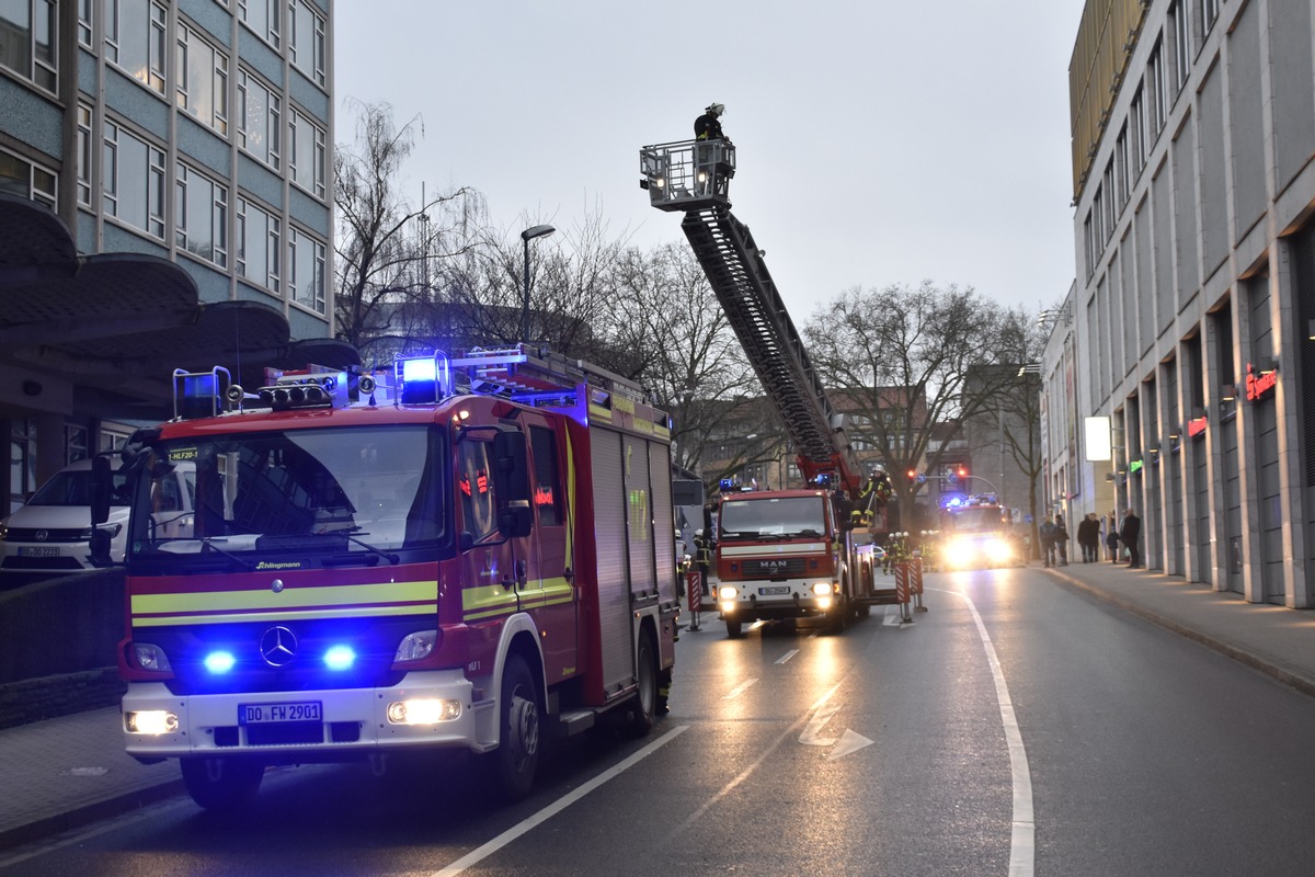 FW-DO: 15.12.2017 - Feuer in der City
Lüftungsgerät brennt auf dem Dach des Gesundheitsamtes