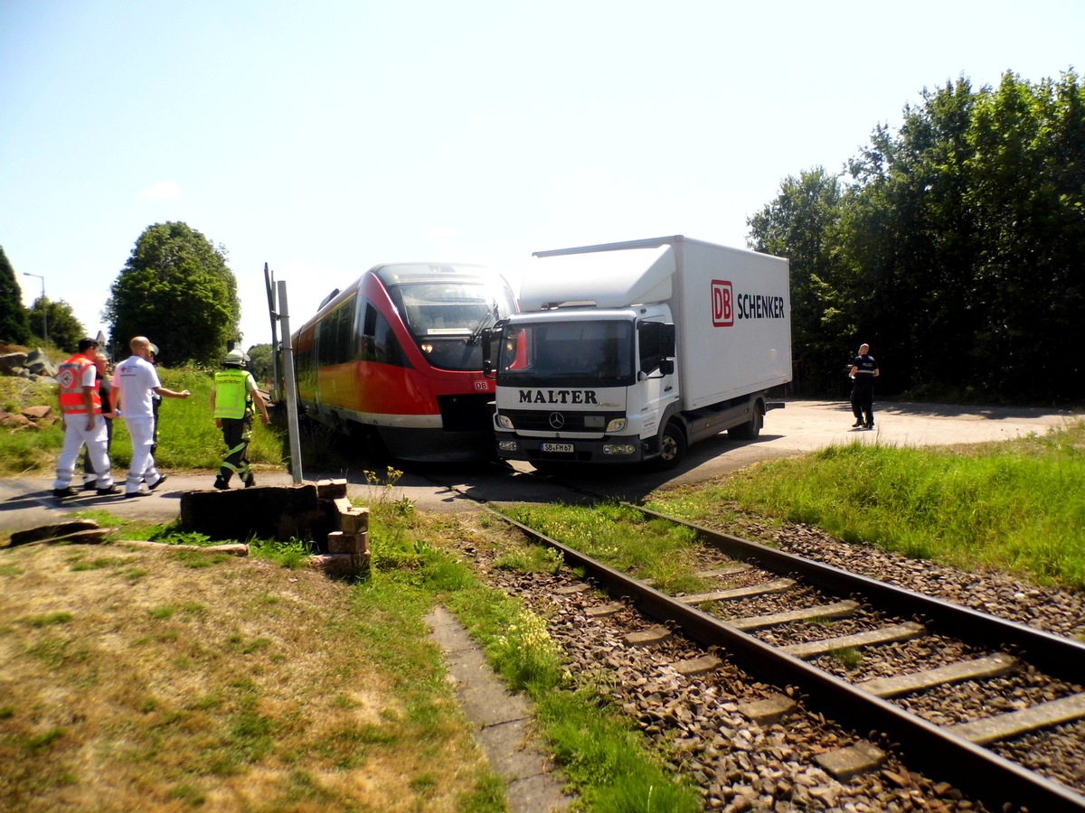 POL-PDKL: Verkehrsunfall ohne Verletzte zwischen Regionalbahn und Lkw (7,5 t.)