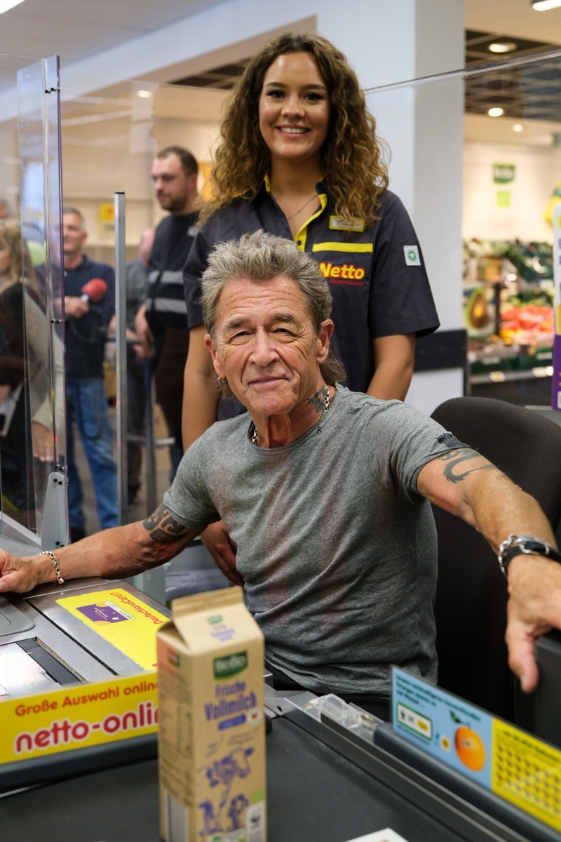 Prominenter Kasseneinsatz: Peter Maffay an Essener Netto-Kasse