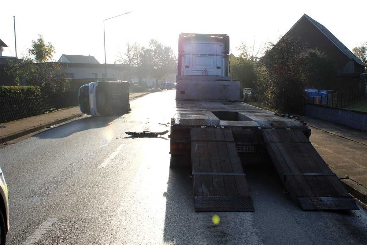 POL-MI: Kleinwagen kippt nach Aufprall gegen Tieflader um