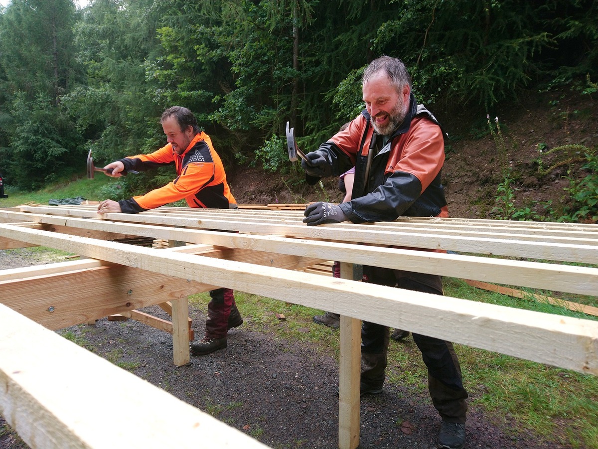 Über 130 Freiwillige mit dem Bergwaldprojekt im Einsatz für eine naturnahe Waldentwicklung im Zukunftswald Unterschönau