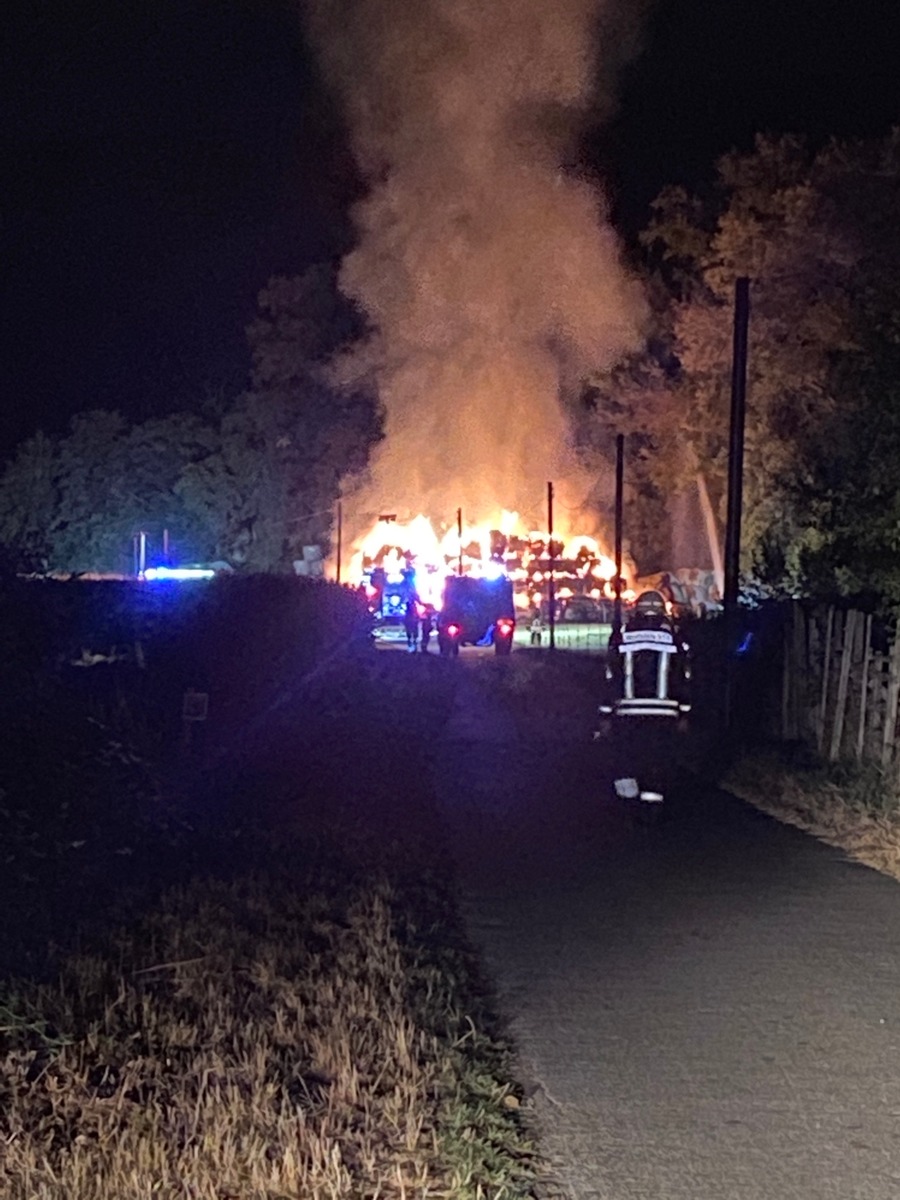 POL-PDKL: Rundballen gehen in Flammen auf - Brandursache bisher unklar