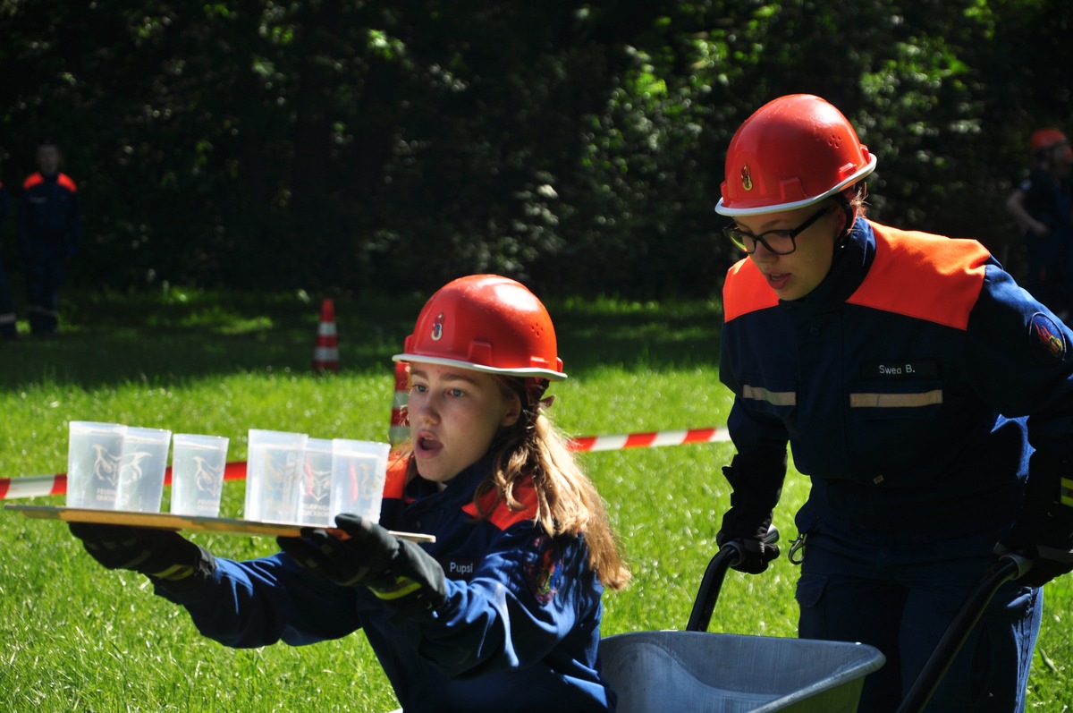 FW-PI: Jugendfeuerwehren werden wegen Unwetter in Turnhalle gebracht/ Feuerwehr Quickborn begrüßt 800 Teilnehmer zum Pfingstzeltlager