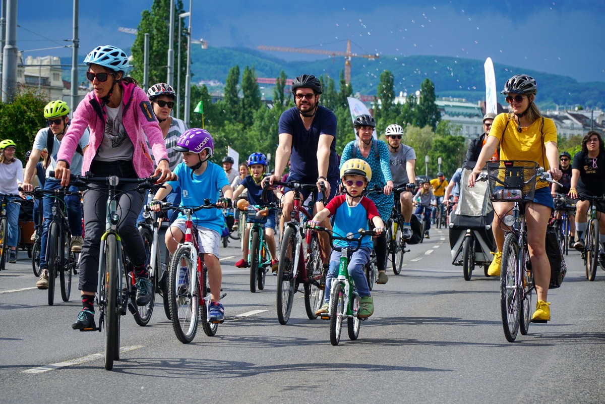 Hier kommt die große Mobilitäts-Revolution der kleinen Beine: Weltweit 150.000 Teilnehmer:innen bei 500 Demonstrationen für kinderfreundliche Straßen. Das gab es so noch nie