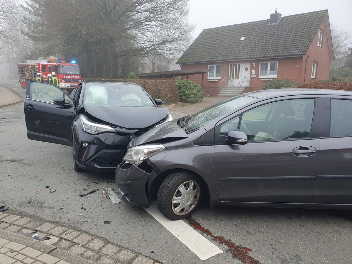 POL-STD: Zwei Leichtverletzte bei Unfall mit zwei Toyotas in Harsefeld, Unbekannte entwenden Baumaschinenteil in Horneburg, Renault in Stade aufgebrochen