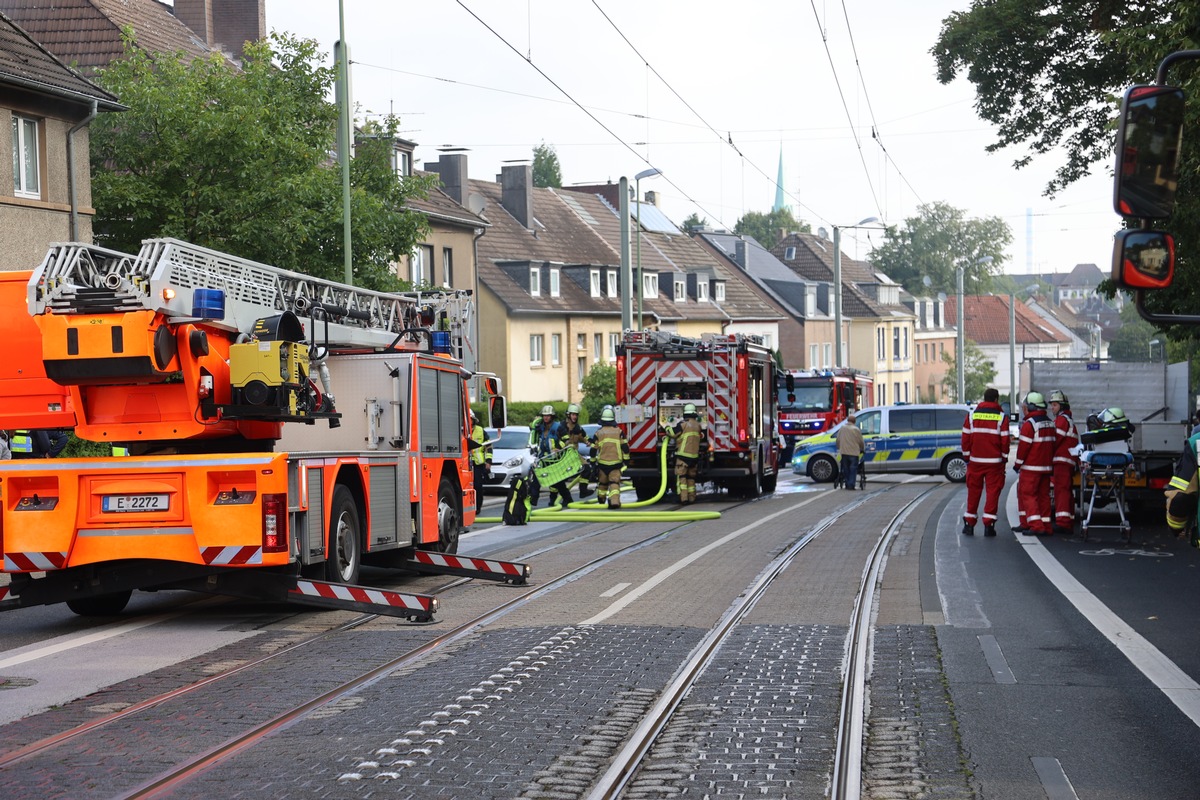 FW-E: Zimmerbrand in einem Mehrfamilienhaus - keine Verletzten