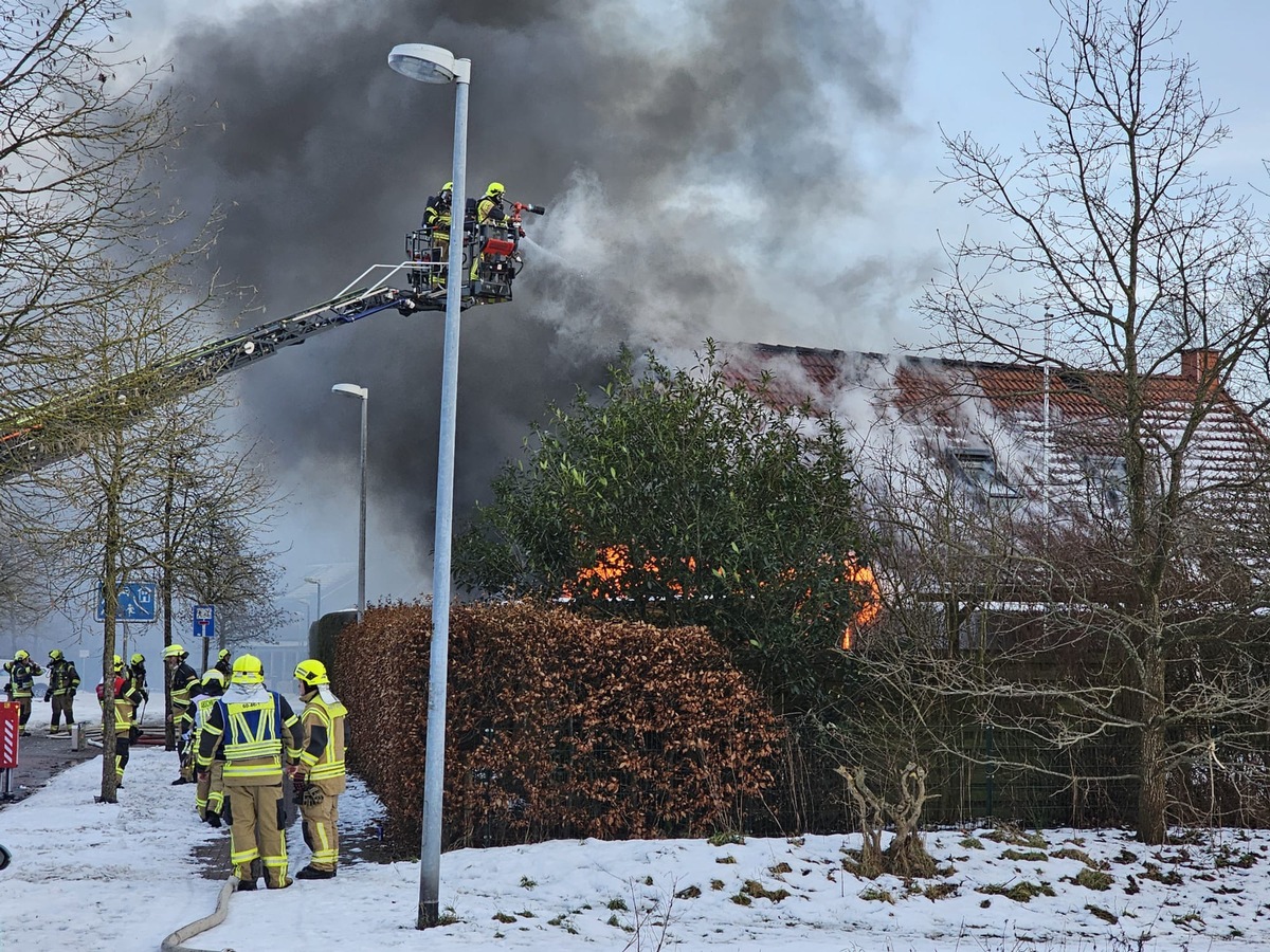 FW-SE: Dachstuhlbrand eines Einfamilienhauses in Henstedt-Ulzburg