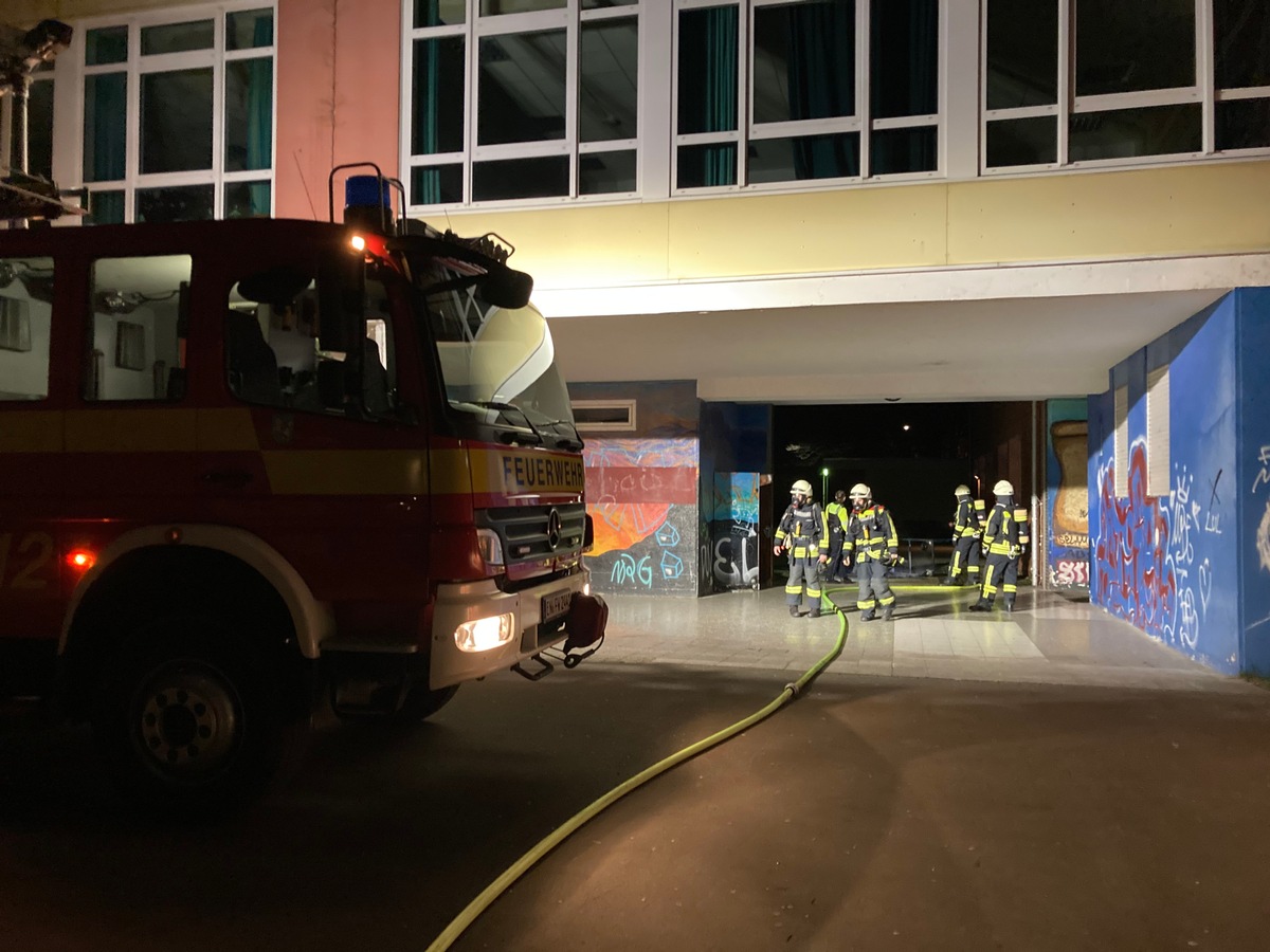 FW-EN: Gemeldeter Feuerschein im Schulgebäude