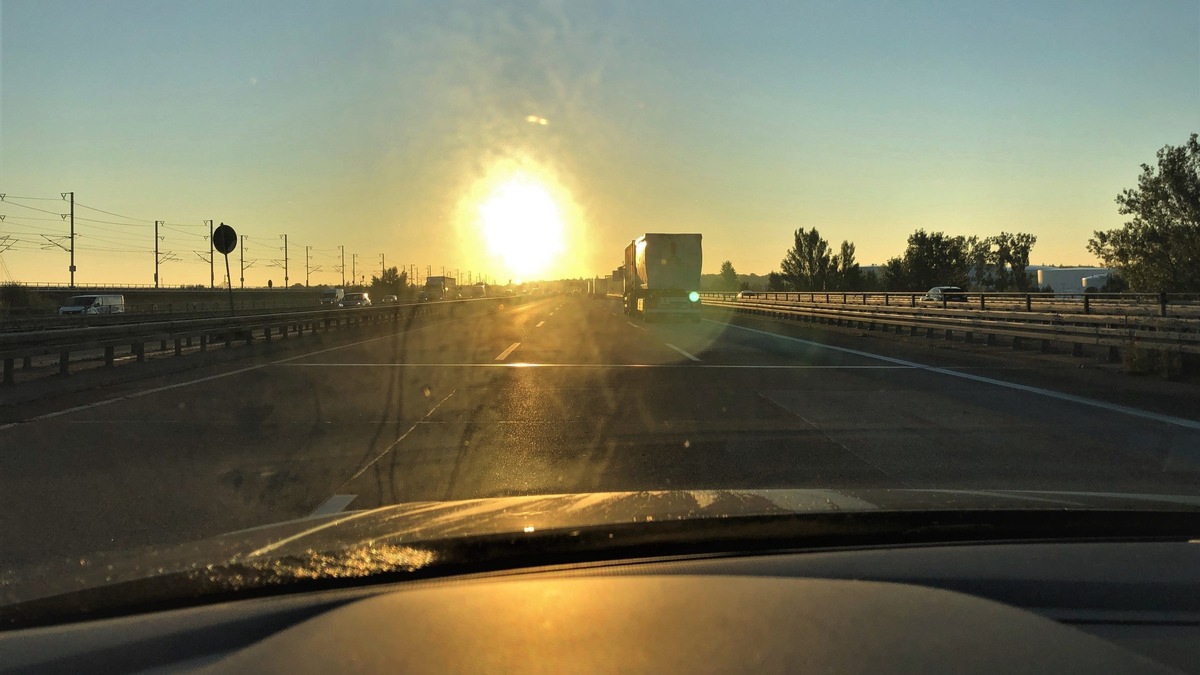 Risikofaktor Sonne / Tief stehende Sonne erhöht im Frühjahr die Unfallgefahr