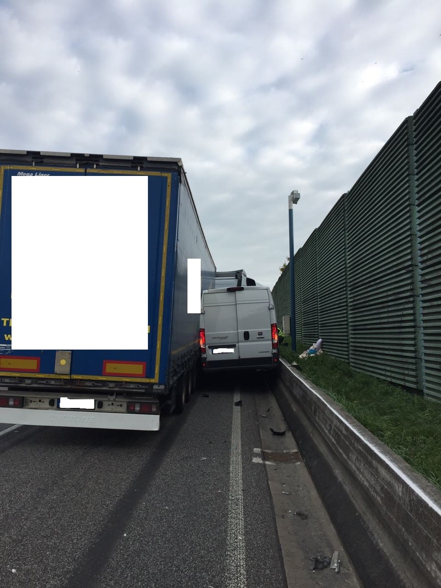 POL-VDMZ: A63, Verkehrsunfall zwischen Sattelzug und Sprinter