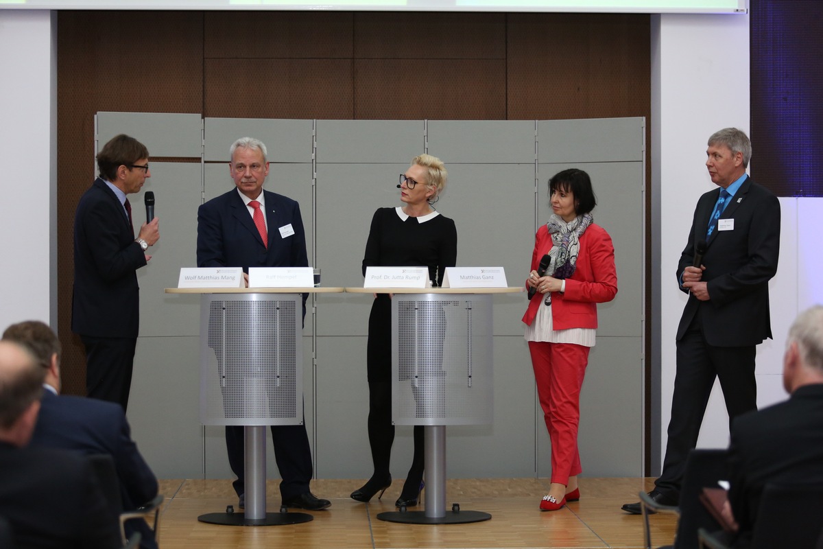 Strategisch aufstellen für die Zukunft / Auf dem 4. Kongress des Demografienetzwerks FrankfurtRheinMain diskutierten über 500 Teilnehmer über die demografischen Herausforderungen der Metropolregion (FOTO)