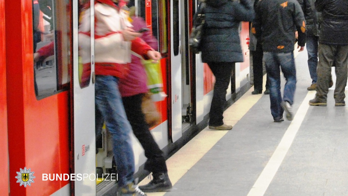 Bundespolizeidirektion München: Ermittlungen wegen Gewaltdelikten: Unbekannter beleidigt rassistisch und schlägt seinem Opfer mit Glasflasche ins Gesicht