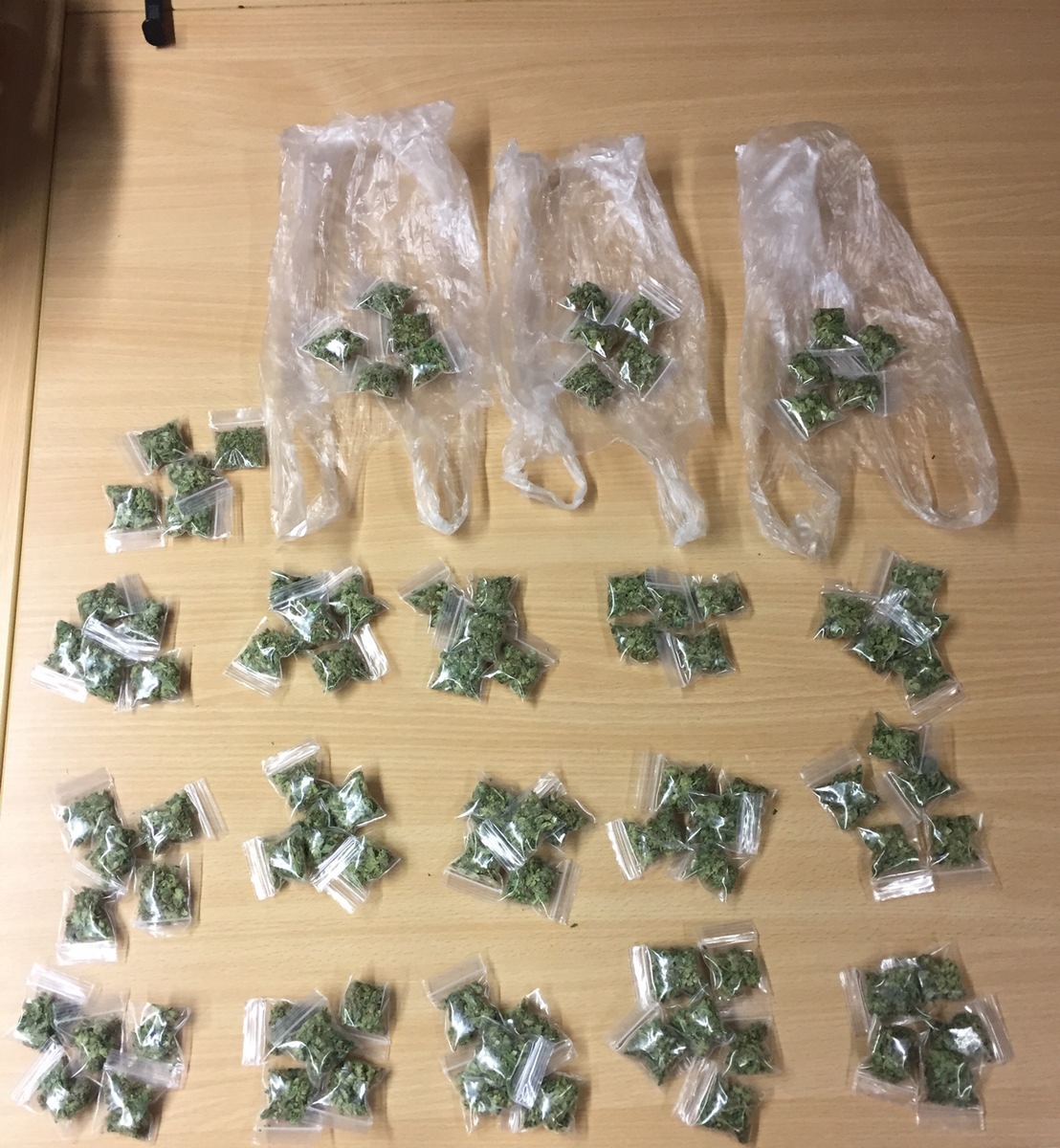 POL-D: Dealer mit 96 Verkaufstütchen Marihuana aufgeflogen - Festnahme - Haftrichter