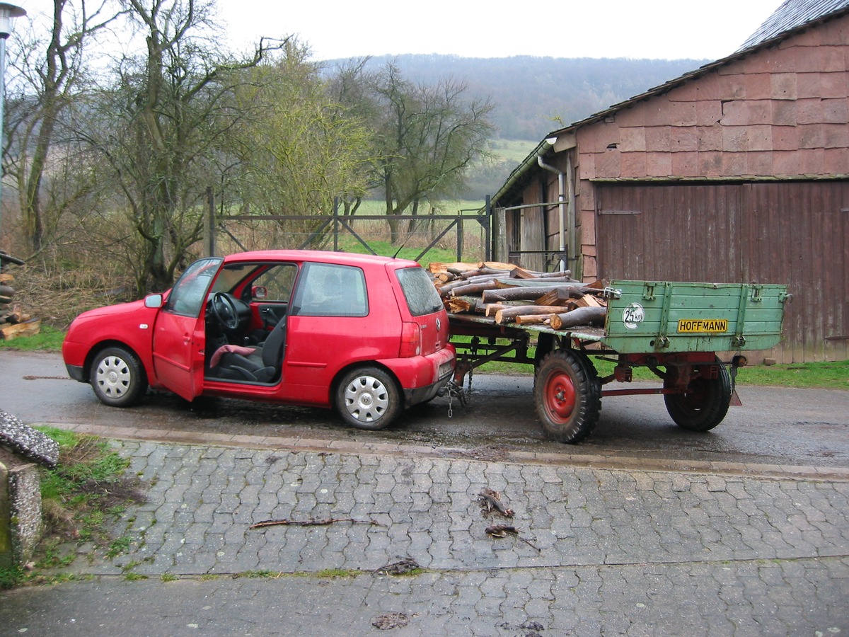 POL-HOL: Aus dem Bereich der Kuriositäten: An VW Lupo landwirtschaftlichen Anhänger gehängt - Fahrer transportierte mit dem Zug Brennholz -