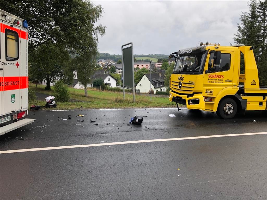 POL-PDWIL: Verkehrsunfall zwischen Motorradfahrer und Lkw